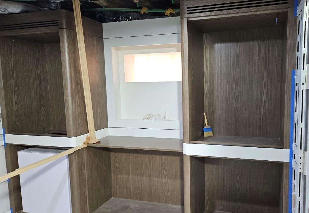 أعمال نجارة ورفوف داخل المقصورة أثناء الإنشاء